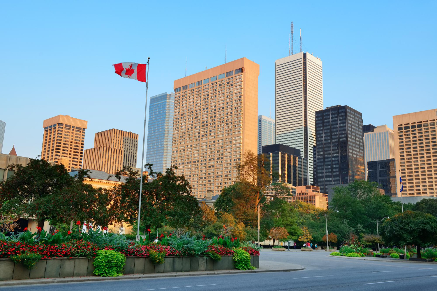 Edificios y bandera de Canadá